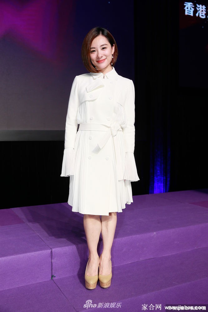 傍晚时分刘璇漫步林荫道的背影，风衣随风轻扬，高跟鞋在石板路上留下清脆回响，诗意画面仿佛电影镜头般唯美动人