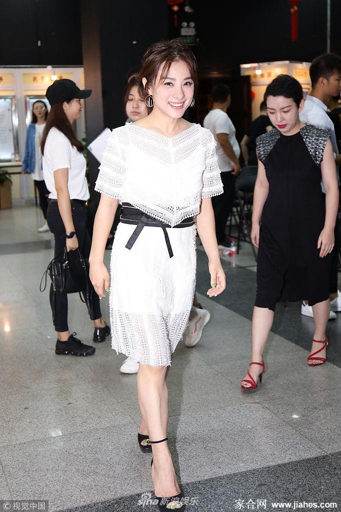 近距离特写中，刘璇未施粉黛的面容清新自然，眼神明亮柔和，运动员的坚韧与女性的柔美在这张素颜照中完美融合