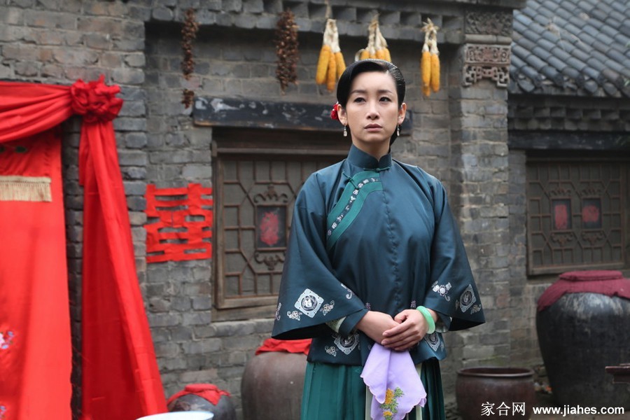 秦海璐侧身回眸，光线勾勒其面部柔和轮廓，故事感十足