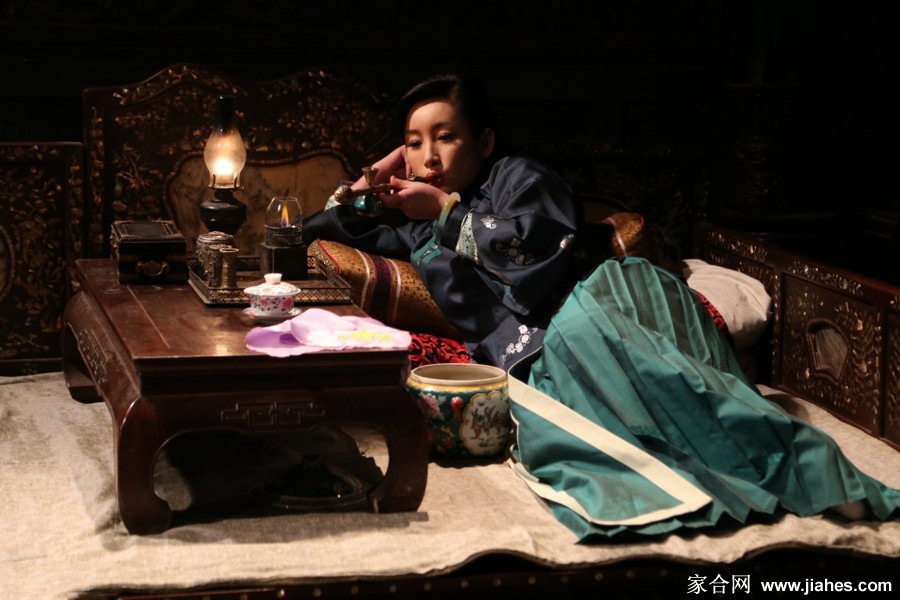 秦海璐眼眸低垂，身着素雅衣衫立于院中，神情温婉中透着一丝不易察觉的忧伤