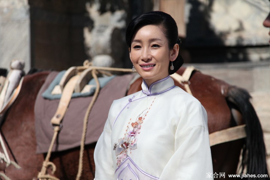 昏暗灯下秦海璐独坐炕沿，身影孤寂而柔韧，尽显乱世女性生命力