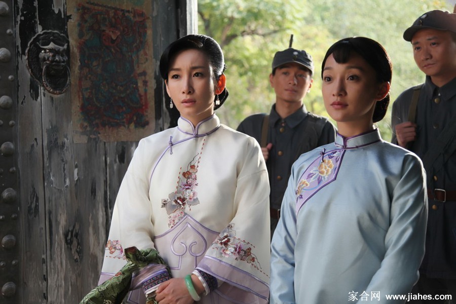 秦海璐与剧中角色对坐，手捧粗瓷茶碗，氛围凝重似有深意交谈