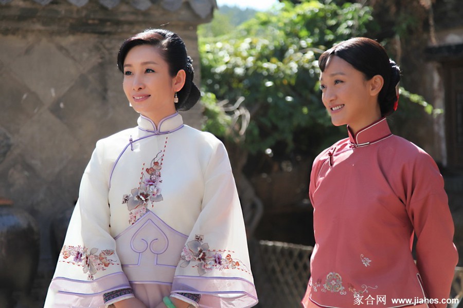 秦海璐身穿印花袄褂，手扶门框凝望远方，眼神坚定仿佛做出了重大决定