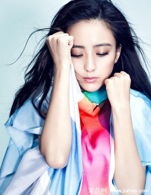 佟丽娅凝视镜头眼神深邃，一抹红唇与光影交织诉说万般风情