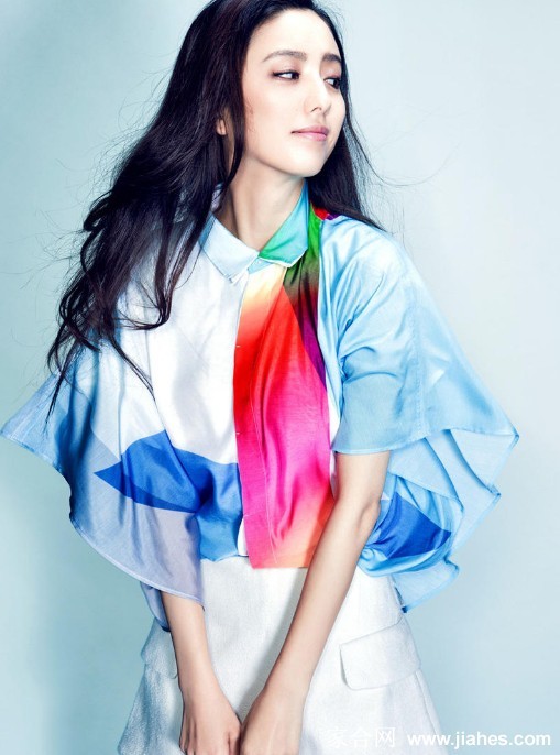 佟丽娅光影之下轮廓分明，优雅姿态诠释现代女性的独立与自信