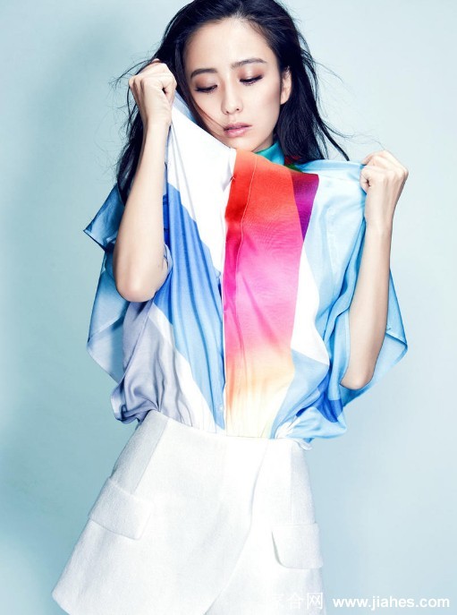 佟丽娅回眸间发丝轻扬，黑色裙摆勾勒出迷人背影与灵动瞬间