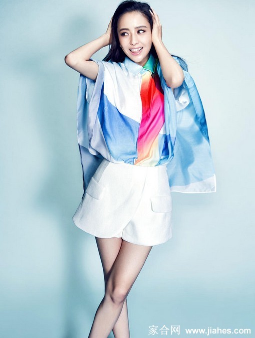 佟丽娅身着经典小黑裙倚靠，简约造型中尽显永恒不变的优雅气质