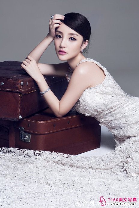 回眸瞬间，唇角微扬，身后窗边泛起柔和光晕