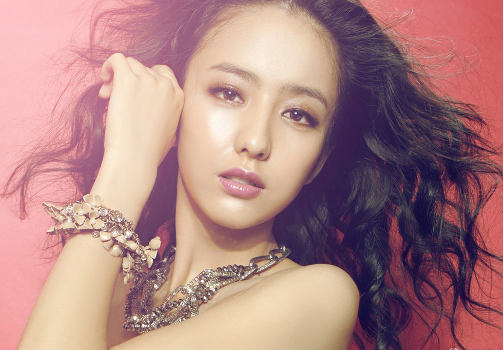 佟丽娅置身于柔和光晕中，身着轻盈纱裙眺望远方，画面静谧而充满诗意