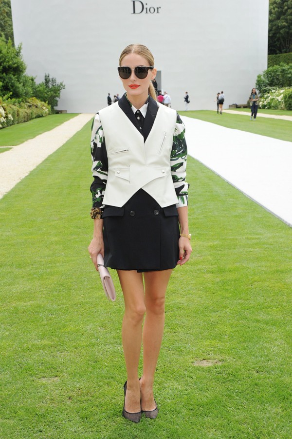 奥利维亚巴勒莫身着知性套装，于街头回眸散发自信光芒