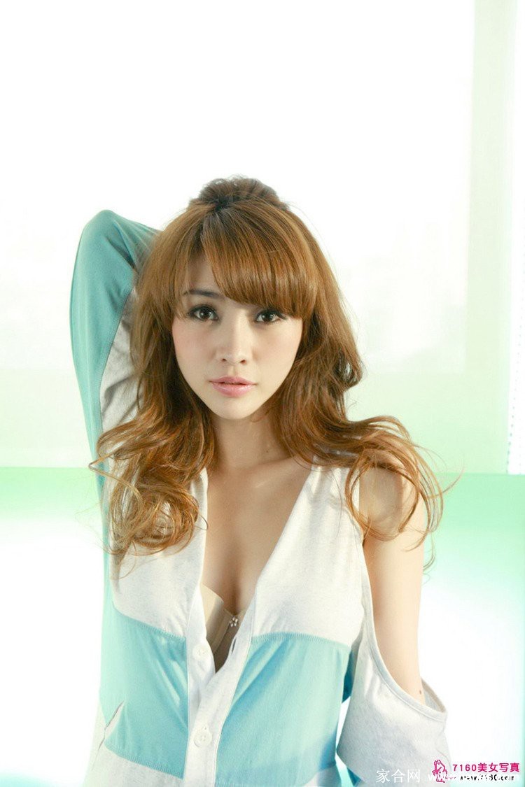 时尚大片中的耀眼定格，展现潮流驾驭力与强大气场