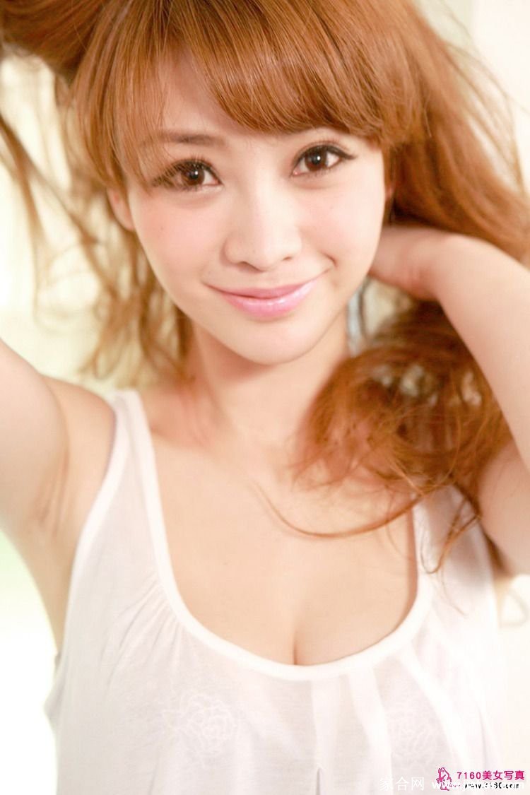 明媚笑容如暖阳绽放，散发亲切动人的自然活力