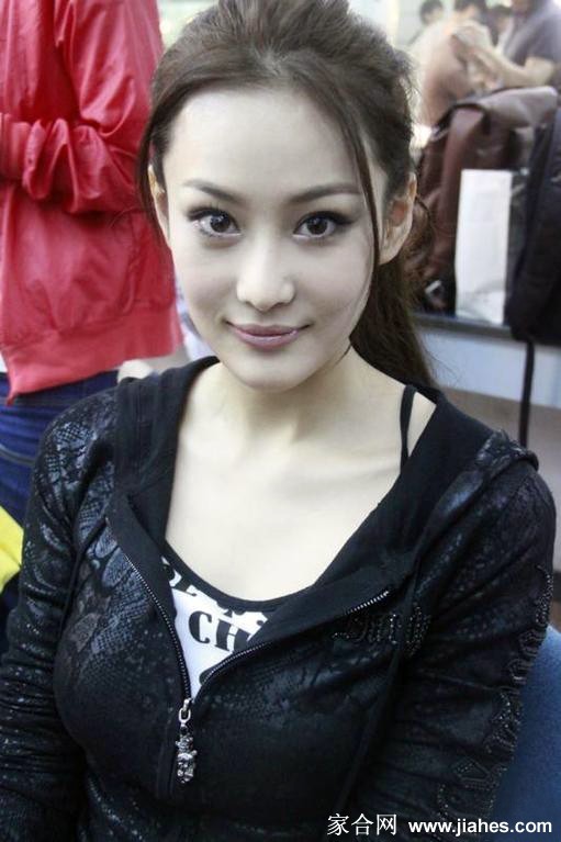 黑色长发微拂，张馨予凝视镜头，眼神中流露出超越外表的深邃与故事感