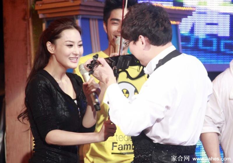 一抹浅笑勾勒出温柔弧度，张馨予此刻展现出洗尽铅华后的宁静与柔和魅力