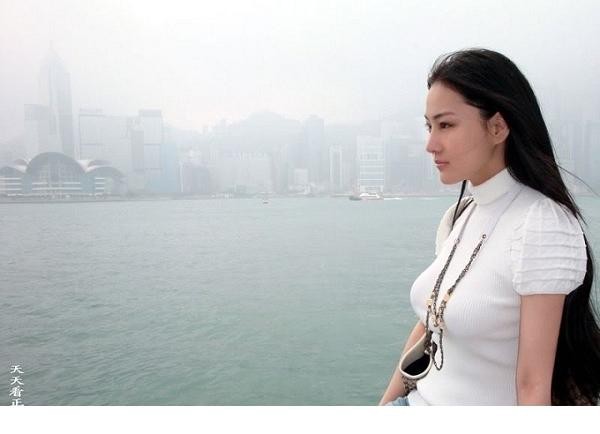 张馨予身着米色针织衫侧身回眸，柔和光线勾勒出温柔轮廓