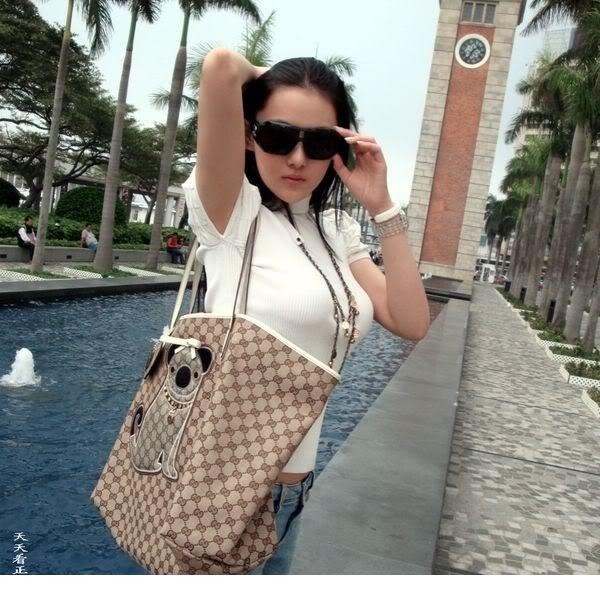 暖色调光影中聚焦自信凝视，发丝轻拂展现随性之美