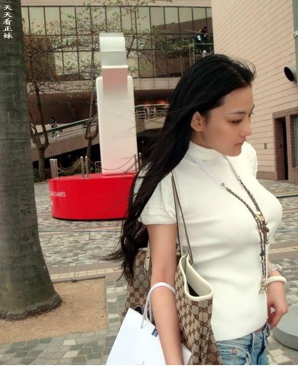 倚靠窗边沉思，自然光线洒落肩头营造静谧氛围