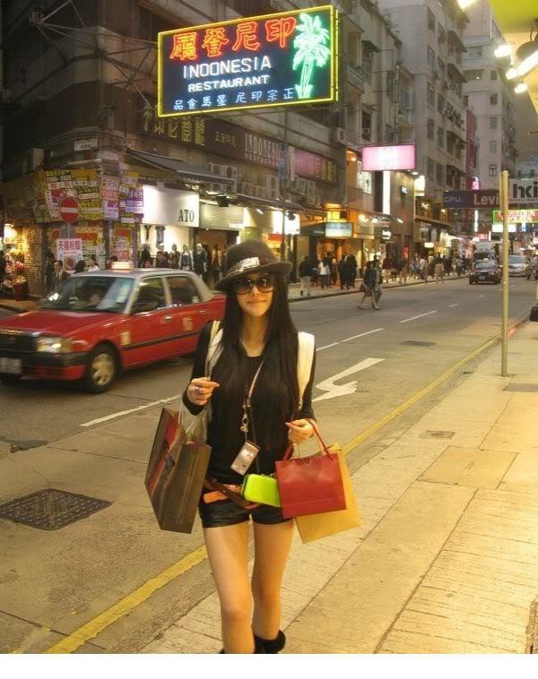 动态抓拍长发飘逸瞬间，黑白光影交织凸显艺术张力