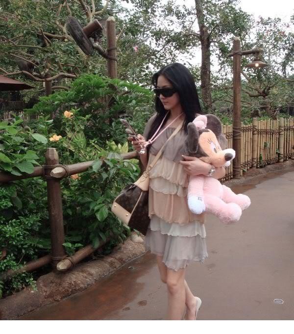 简约背景前展露浅笑，极致简约中散发迷人亲和力