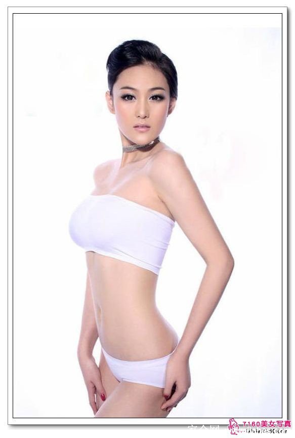 黑白光影交织下，张馨予微微抬头，展现出优美的下颌线与沉思神情