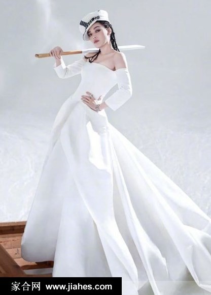 舒淇侧身凝视远方，水手帽檐下眼神深邃如海，光影勾勒出她优美的面部轮廓与颈肩线条