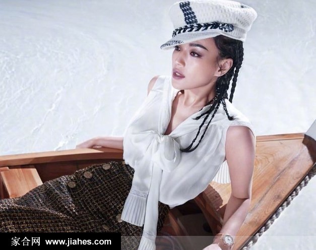 舒淇倚靠姿态放松，宽大水手帽半掩面容，嘴角一抹似有若无的微笑尽显神秘与慵懒魅力