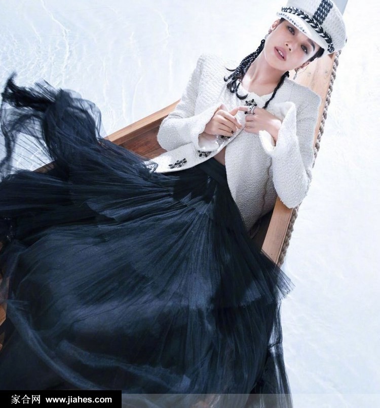 舒淇身着精致水手风上衣，双手轻拂帽檐，姿态潇洒利落，展现出刚柔并济的独特女性气质