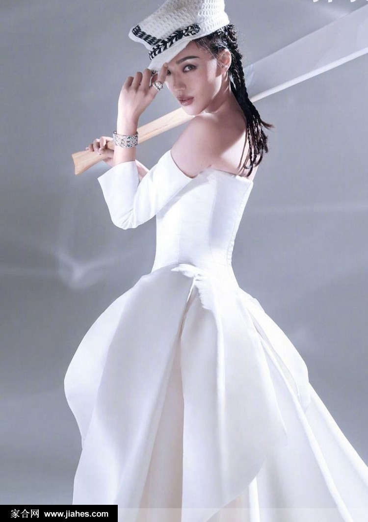 黑白特写镜头下，舒淇眼眸低垂神态静谧，细腻光影抚过脸颊，演绎出瞬间的永恒与宁静诗意