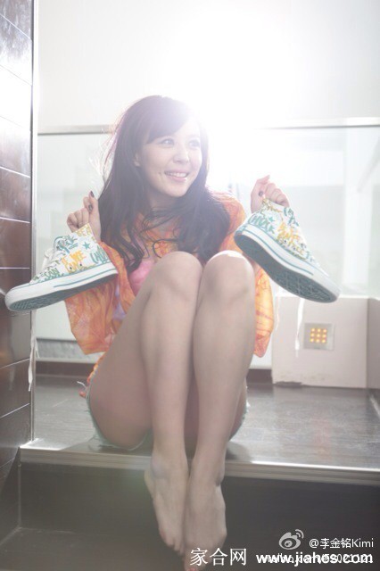 凝视瞬间：李金铭侧身回眸，简约服饰衬托清新气质，柔和光线勾勒出自然恬静的面部轮廓与神情。