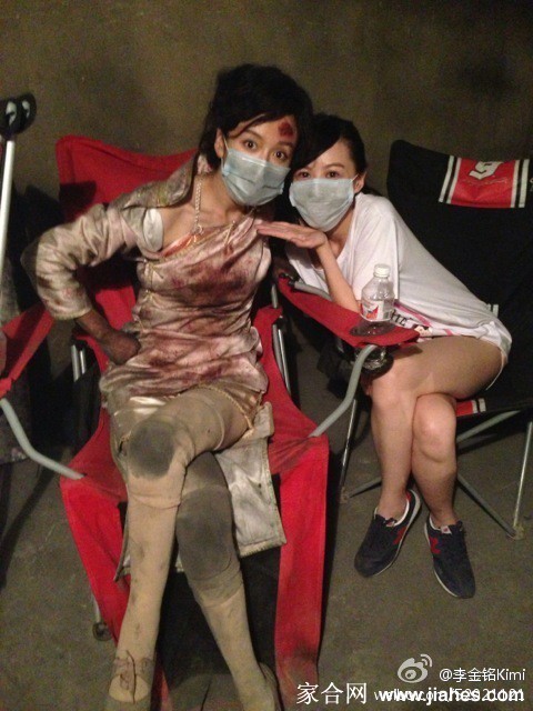 镜头下的时尚叙事：李金铭身着黑色丝袜与高跟鞋，于光影交错中展现利落优雅的腿部线条，诠释现代女性的自信风采。