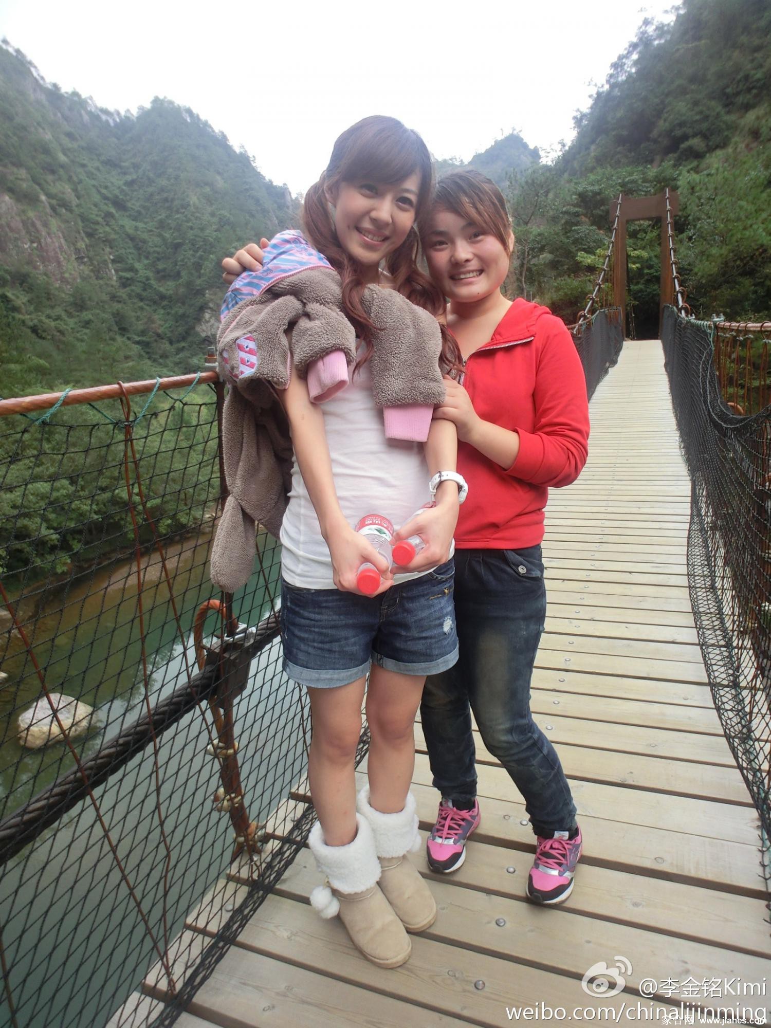 优雅定格：李金铭一袭深色裙装坐于幕前，高跟鞋尖轻点地面，整体姿态从容，散发出知性沉稳的独特韵味。