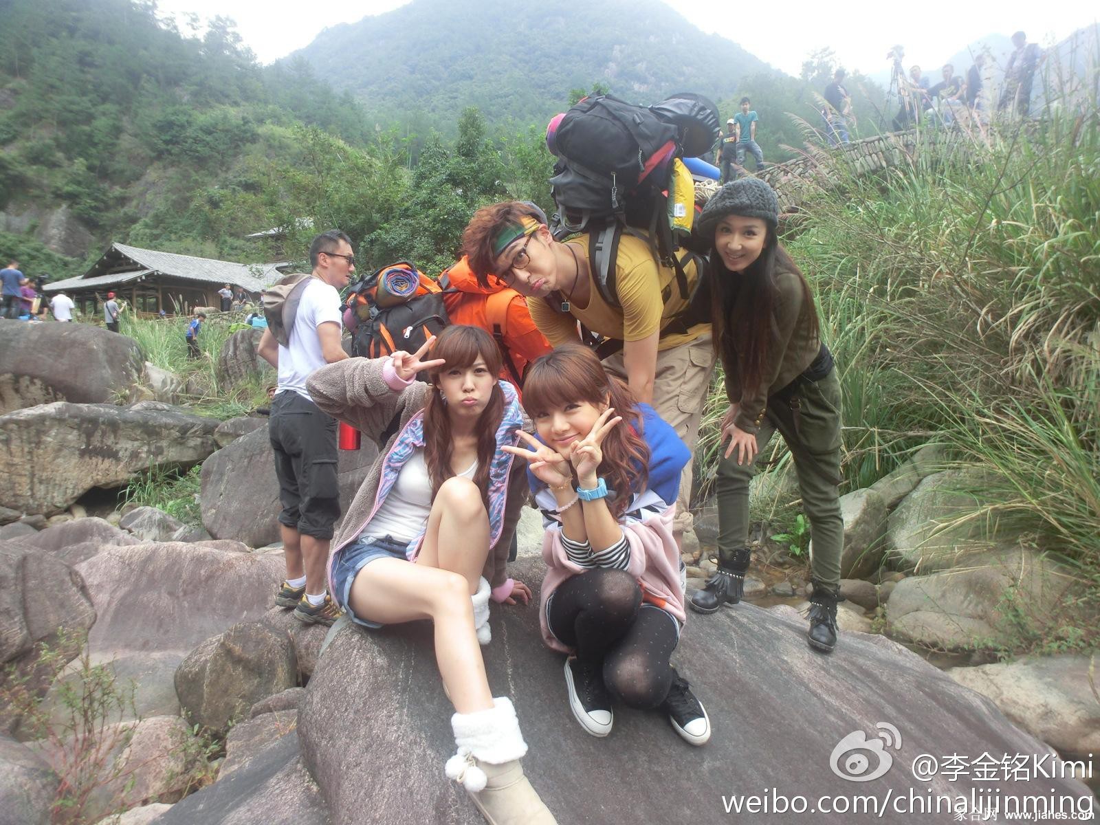 午后私语：李金铭以清新淡雅妆容出镜，眼神柔和望向镜头，仿佛在与观者进行一场安静而亲切的对话。