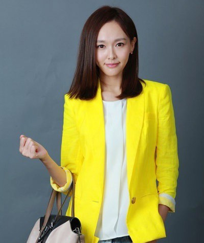 唐嫣身着简约白色上衣，回眸间展露温婉浅笑，眼神清澈如春日溪流