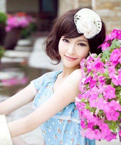 柔和光线轻抚唐嫣面庞，她微闭双眼沉醉于静谧时光，发丝被染上淡淡金边