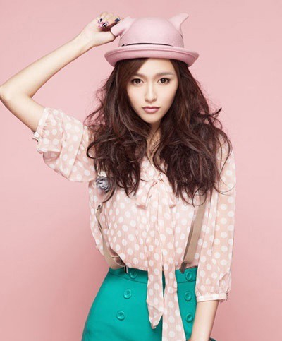 唐嫣俏皮托腮眼神灵动，一抹清新笑容宛如盛夏凉风拂过心间