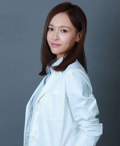 唐嫣凝视镜头恬静淡然，简约背景衬托出其人淡如菊的优雅气质