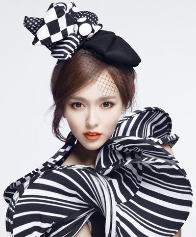 唐嫣倚靠窗边若有所思，自然光线与柔和神情交织出油画般静谧美好的画面