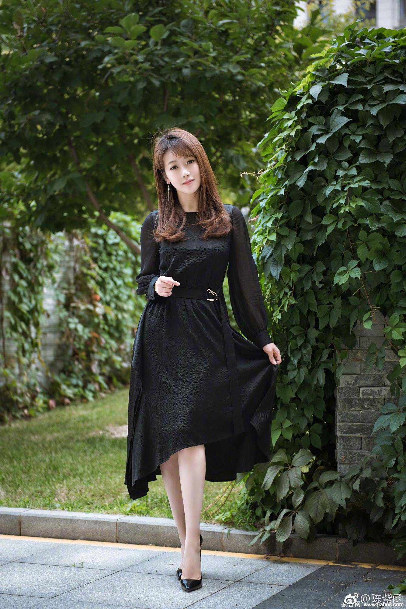 陈紫函回眸瞬间散发强大气场，皮裤造型与冷色调背景营造出电影画面感