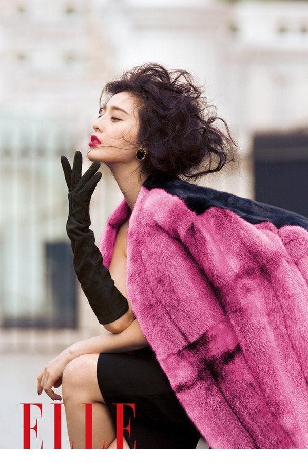 范冰冰身着皮草外套漫步巴黎街头，随性卷发散发迷人魅力