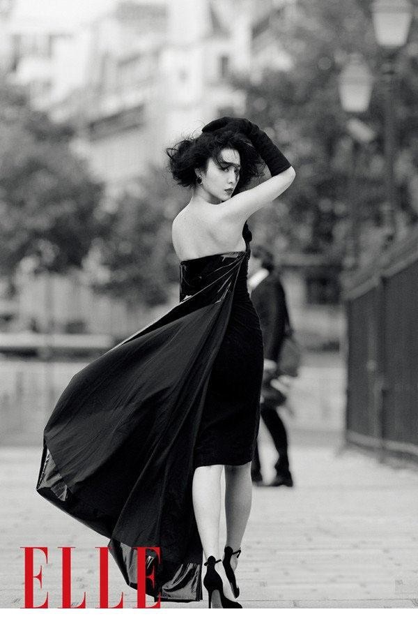 范冰冰慵懒倚靠，皮草外套与惬意姿态勾勒巴黎午后时光