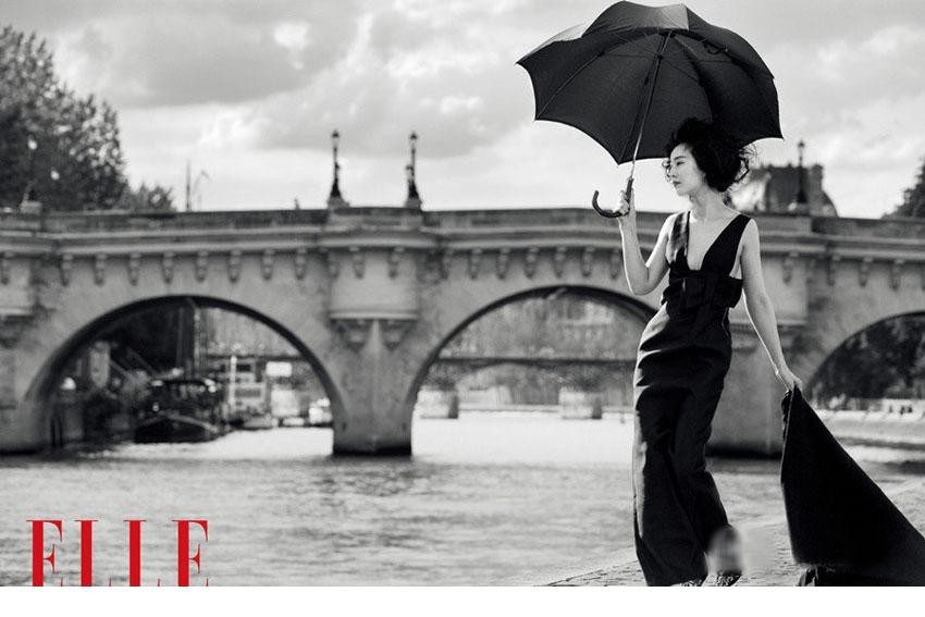 范冰冰侧身回眸，皮草光泽与精致侧颜相得益彰