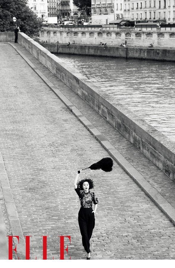 巴黎背景前范冰冰驻足，皮草与都市风格完美融合