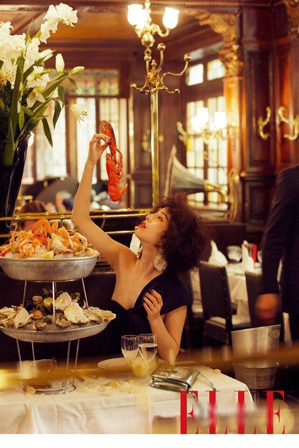 范冰冰展现从容微笑，皮草造型下的自信风采一览无余