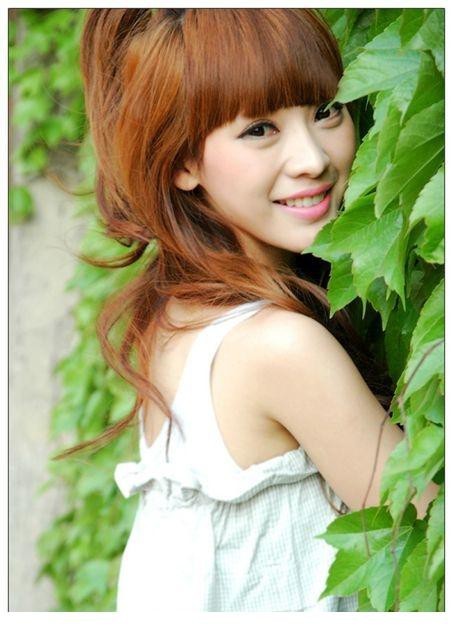 柳岩一袭闪耀银色长裙亮相红毯，身姿曼妙，在镜头前从容摆姿，星光熠熠。