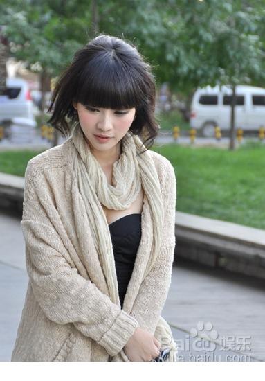 柳岩经典造型，妆容妩媚，身着华服置身于光影之中，展现其作为娱乐偶像的夺目光彩。