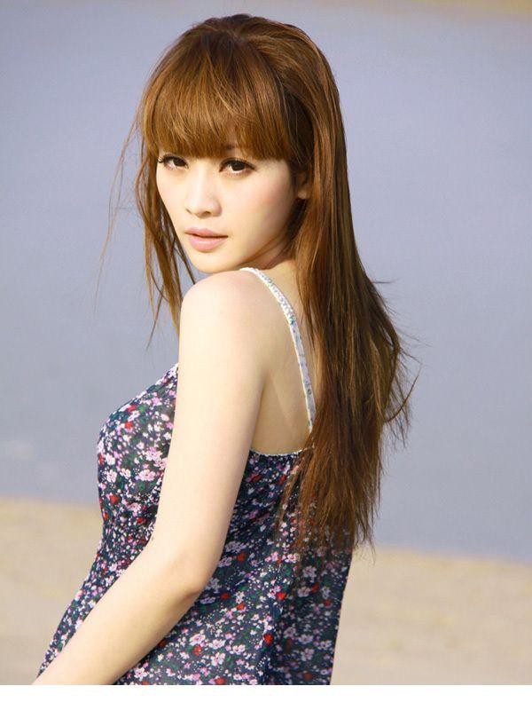 柳岩身着优雅黑色礼裙，于聚光灯下回眸浅笑，眼神清澈而坚定，尽显温柔与自信。