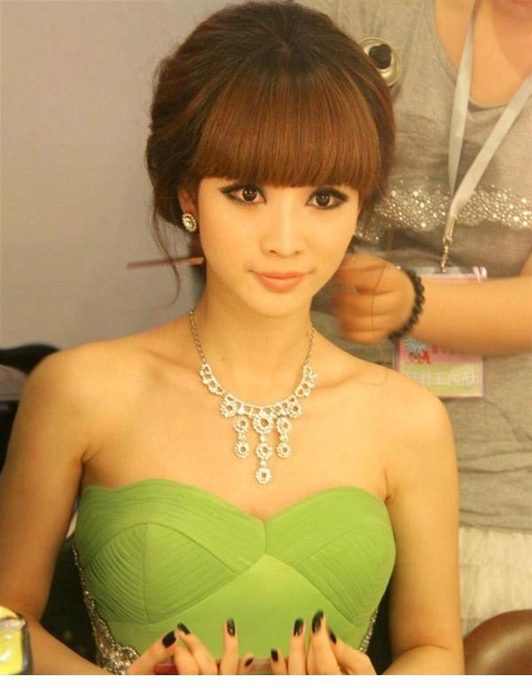 柳岩身着具有设计感的时尚服饰，在镜头前展现其独特的前卫气质与不俗的时尚表现力。