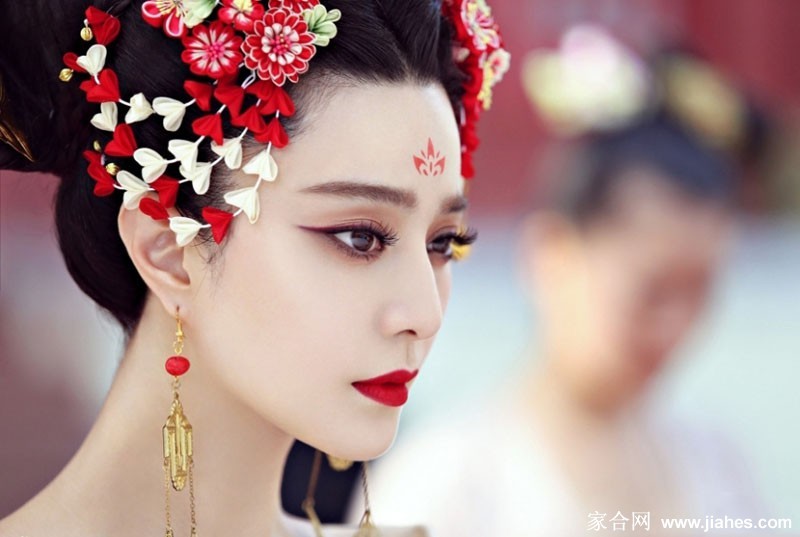 武则天身着金丝刺绣华服端坐龙椅，眉宇间透着掌控天下的霸气与从容