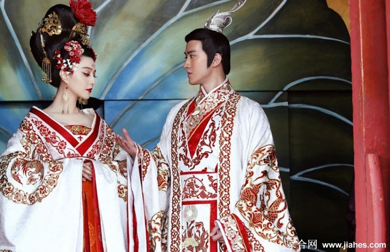 范冰冰版武则天头戴凤冠身着龙袍，朱唇轻启眼波流转尽显帝王威仪