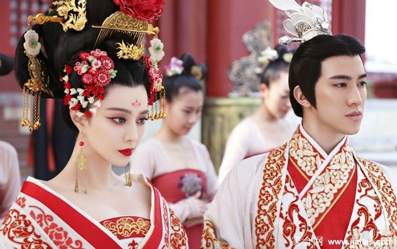 武媚娘一袭红衣倚栏凝思，眼神中交织着少女情愫与未来女皇的深谋远虑